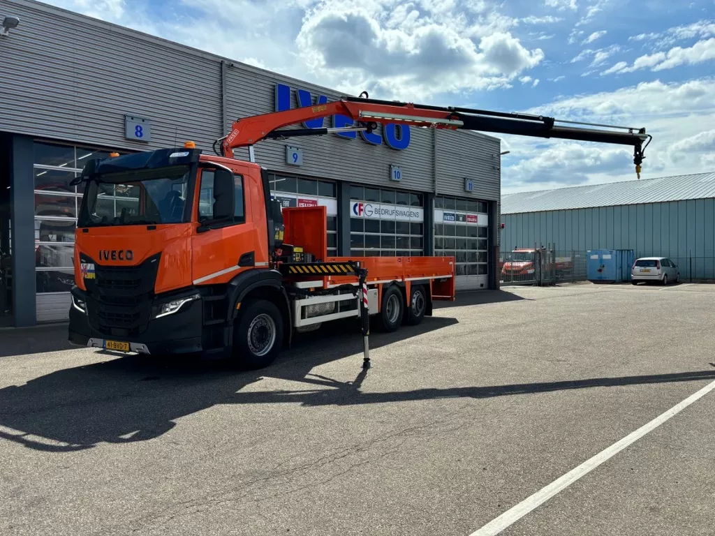 Iveco S-WAY AD280X36YPS 6x2 Fassi crane